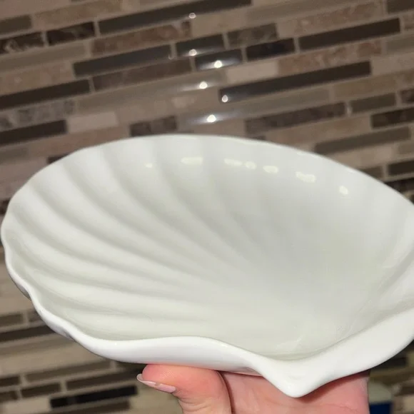 Ceramic Shell Shaped Dish Plate NWOT - Picture 2 of 3